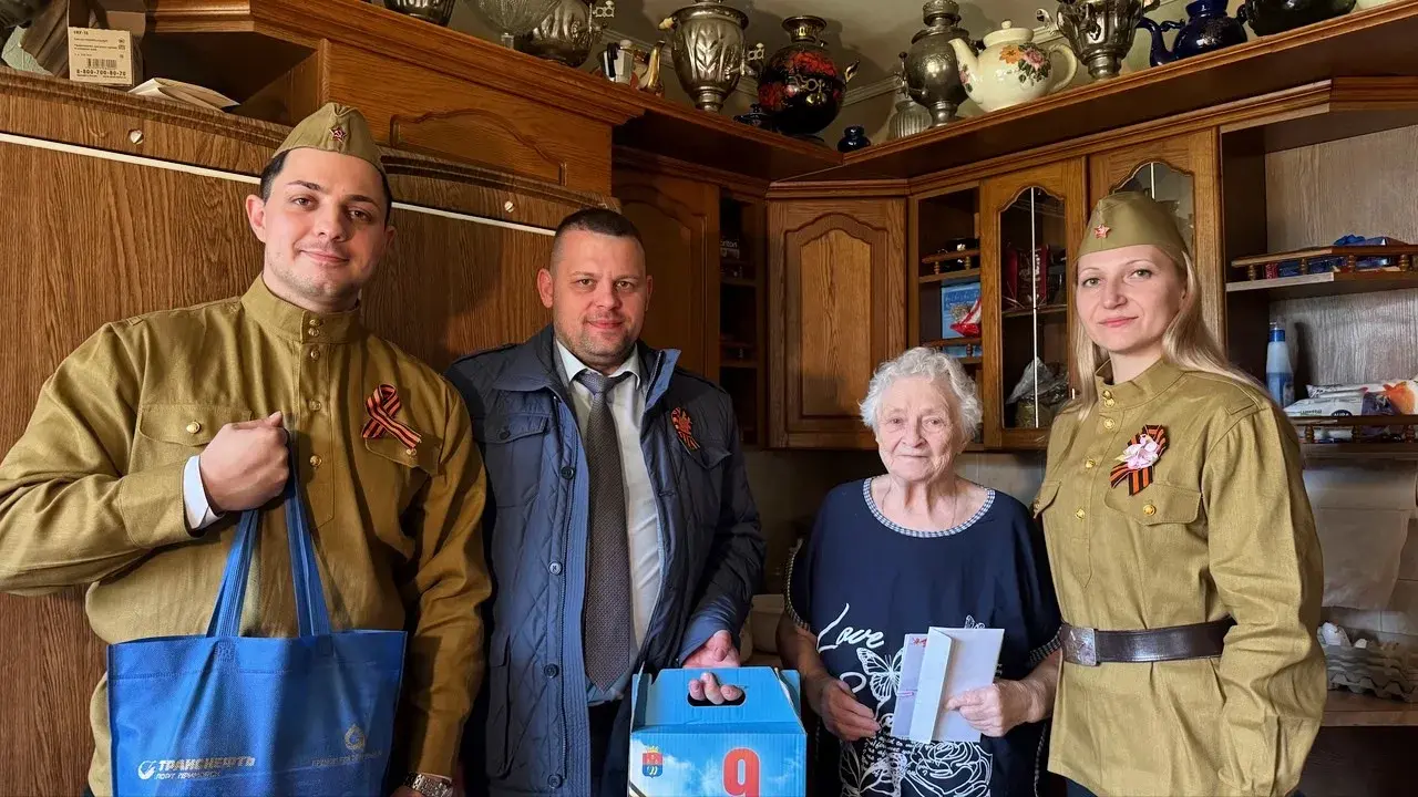 Работники ООО Приморский торговый порт поздравили ветеранов с 80-летием Победы в Великой Отечественной войне