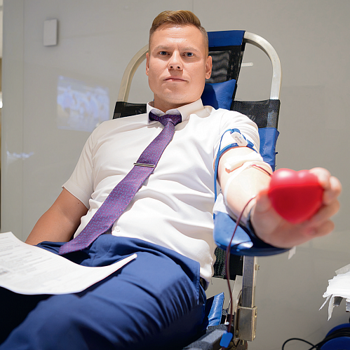 Закатав рукава